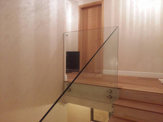 Стъклен парапет за стълбище – частен дом, гр. София