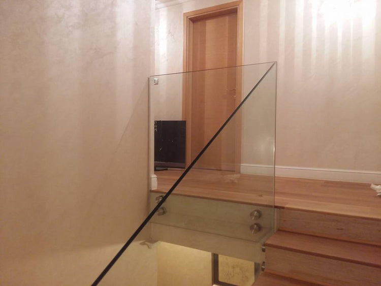 Стъклен парапет за стълбище – частен дом, гр. София