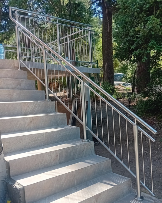 Иноксови парапети в София